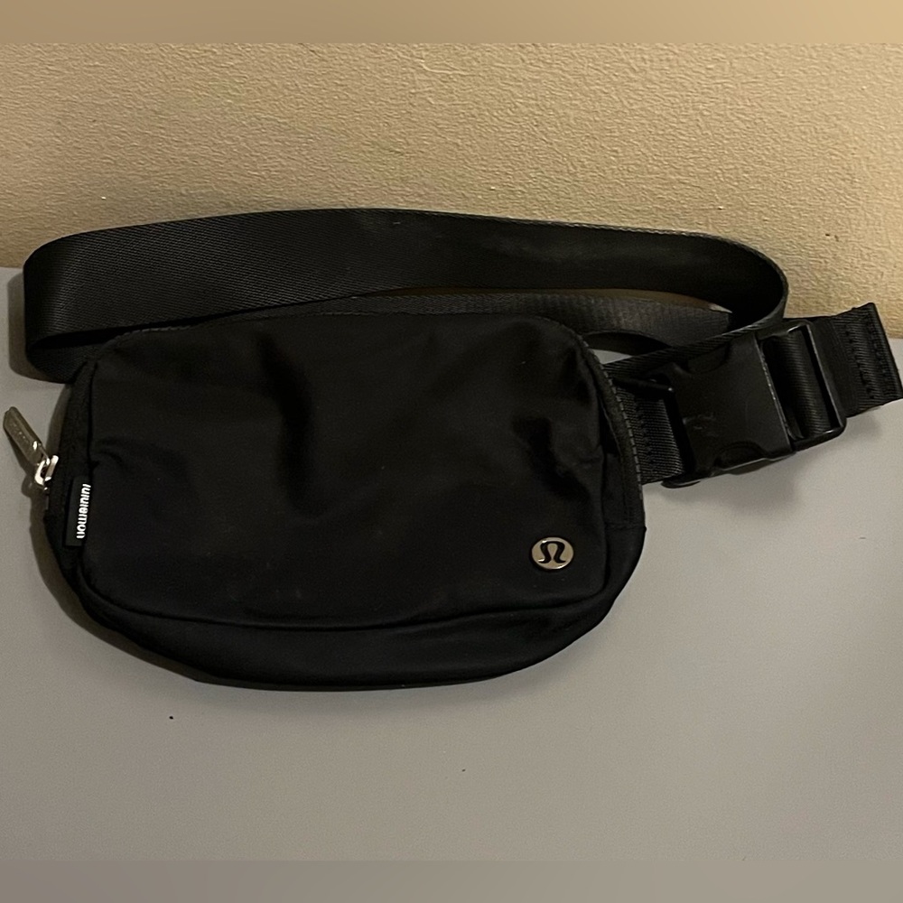 Black Lululemon 1L Belt Bag